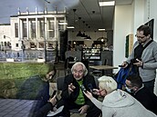 Debata architekta Stevena Holla v Ostravě, v odrazu ve skle Dům kultury, nad... Debata architekta Stevena Holla v Ostravě, v odrazu ve skle Dům kultury, nad...