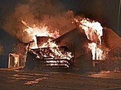 Opuštěnou dřevěnou budovu v areálu přerovského vlakového nádraží požár zcela... Opuštěnou dřevěnou budovu v areálu přerovského vlakového nádraží požár zcela...