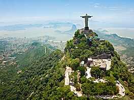 Socha Krista Spasitele nad brazilským mstem Rio de Janeiro