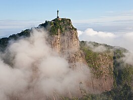 Socha Krista Spasitele nad brazilským mstem Rio de Janeiro