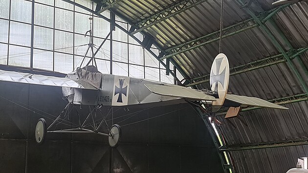 Domovsk hangr ultralehkch replik bojovch letoun leteck skupiny Pterodactyl Flight, kde nyn lta leteck akrobatka Radka Mchov