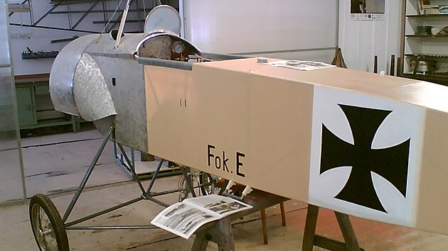 Stavba letounu Fokker E-III, se kterm nyn lt Radka Mchov.