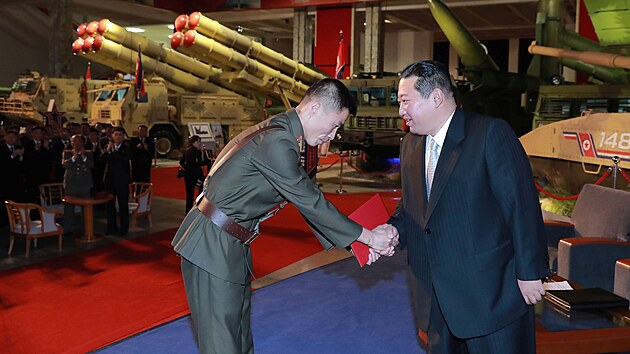Severokorejsk vdce Kim ong-un pijm hlen od jednoho z vojk na obrann konferenci v Pchjongjangu. (12. jna 2021)