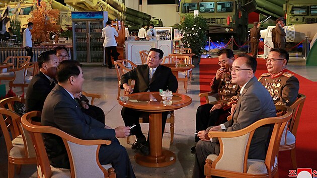 Kim ong-un na severokorejsk obrann konferenci (12. jna 2021)
