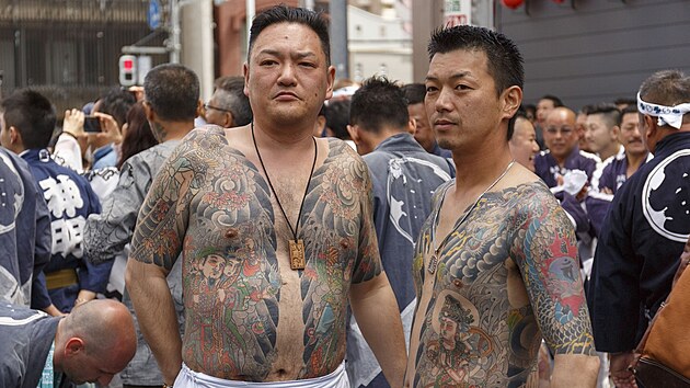 Mui na festivalu Sanja Matsuri v Tokiu pedvdj sv tradin japonsk tetovn spojovan s Jakuzou. (20. kvtna 2018)