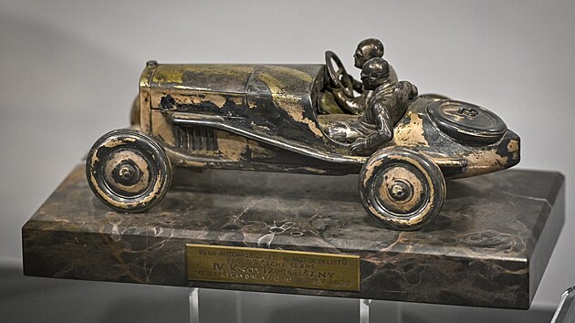 Cena za nejlep as automobilu ze zvodu do vrchu KnovzOlany 15. kvtna 1927, kterou zskal enk Junek s vozem Bugatti 35 B.