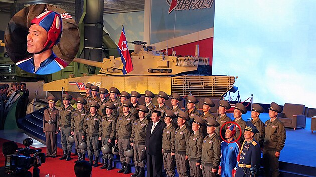 Svt a sociln st zaujal mu v ziv modr kombinze stojc na fotografii v jedn ad se severokorejskm vdcem Kim ong-unem na obrann konferenci v Pchjongjangu. (12. jna 2021)