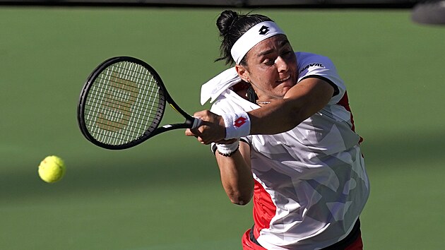 Tunisanka Ons Džabúrová hraje bekhend na turnaji v Indian Wells.