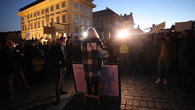 Protest ped Praskm hradem proti chovn ednk Kancele prezidenta republiky v souvislosti s hospitalizac prezidenta Miloe Zemana. (16. jna 2021)