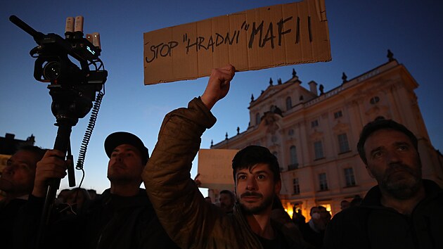 Protest ped Praskm hradem proti chovn ednk Kancele prezidenta republiky v souvislosti s hospitalizac prezidenta Miloe Zemana. (16. jna 2021)