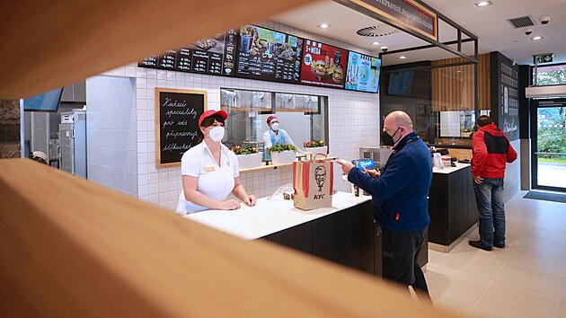 V Povicch u dlnin trasy mezi Prahou a Turnovem otevely sv nov provozovny restaurace s rychlm oberstvenm Burger King a KFC.