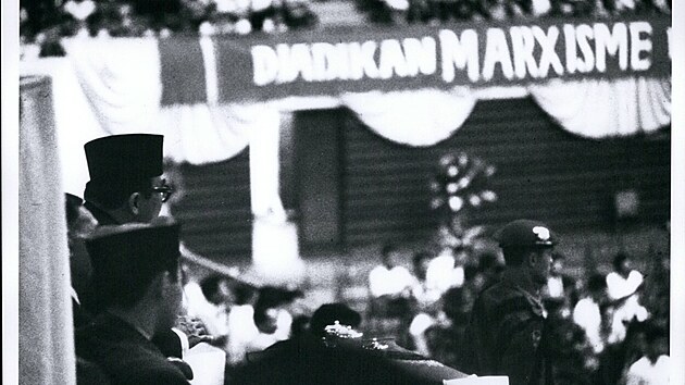 Indonéský prezident Sukarno na posledním sjezdu komunistické mládeže před pučem levicových radikálů a následnými protikomunistickými čistkami (29. září 1965)