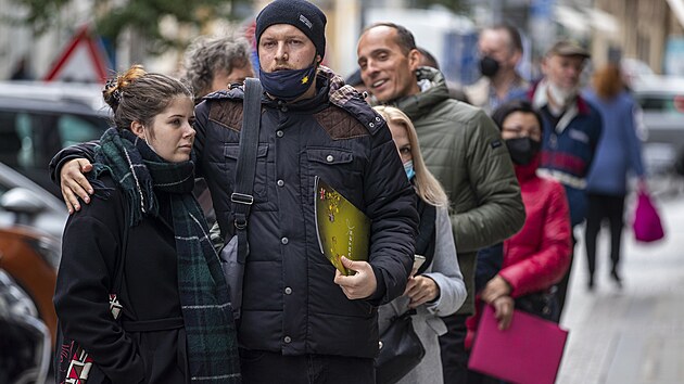 Lidé po ohlášení krachu dodavatele Bohemia Energy stáli ve frontách před pobočkami PRE a Pražská Plynárenská v Jungmannově ulici v Praze.
