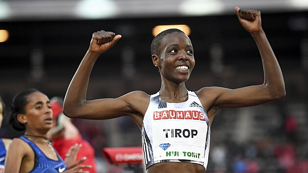 Agnes Tiropová slaví vítězství na patnáctistovce na mítinku Diamantové ligy ve Stockholmu v roce 2019.