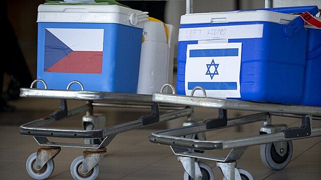Lkai praskho IKEM transplantuj jednomu z pacient ledvinu, kter doputovala z Izraele, ve vezu boxy s orgny.