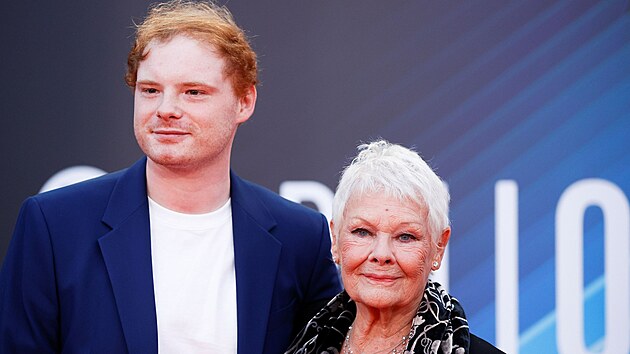 Judi Denchov a jej vnuk Sam Williams (Londn, 12. jna 2021)