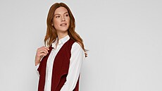 Dlouhá vesta sahající jen lehce nad kotníky není vhodná pro ženy menšího... Dlouhá vesta sahající jen lehce nad kotníky není vhodná pro ženy menšího...