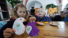 Děti z první a druhé třídy chebské waldorfské školy vyrábějí ptáčky v Ježečkově... Děti z první a druhé třídy chebské waldorfské školy vyrábějí ptáčky v Ježečkově...