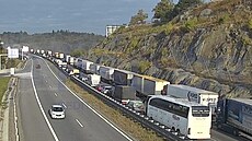 Hromadná nehoda na dálnici D1 na 144. kilometru uzavela smr na Prahu. (17....