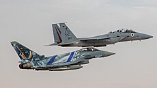 Velitel německé Luftwaffe Ingo Gerhartz v Eurofighteru (dole) a jeho izraelský...