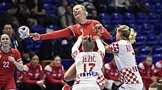 Chorvatky brání českou házenkářku Kamilu Kordovskou. Chorvatky brání českou házenkářku Kamilu Kordovskou.