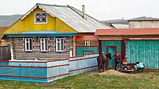 Motorka Ural na Urale. Na přední stěnu domu už nezbyla bílá barva. Motorka Ural na Urale. Na přední stěnu domu už nezbyla bílá barva.