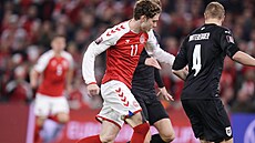 Dánský fotbalista Skov Olsen (vlevo) v souboji s Martinem Hintereggerem z... Dánský fotbalista Skov Olsen (vlevo) v souboji s Martinem Hintereggerem z...