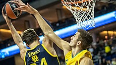 Jan Veselý (vlevo) z Fenerbahce Istanbul se snaží prosadit přes Tima Schneidera... Jan Veselý (vlevo) z Fenerbahce Istanbul se snaží prosadit přes Tima Schneidera...