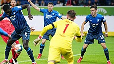 Ihlas Bebou (druhý zleva) z Hoffenheimu překonává brankáře Tima Horna z Kolína... Ihlas Bebou (druhý zleva) z Hoffenheimu překonává brankáře Tima Horna z Kolína...