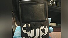 Falešný GameBoy, který skrýval zařízení pro krádeže aut Falešný GameBoy, který skrýval zařízení pro krádeže aut