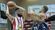 Petr Šafarčík (vlevo) z Pardubic přihrává kolem brněnského Romana Marka. Petr Šafarčík (vlevo) z Pardubic přihrává kolem brněnského Romana Marka.