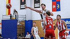 Ondřej Peterka (vlevo) z Hradce Králové přihrává v utkání s Pardubicemi kolem... Ondřej Peterka (vlevo) z Hradce Králové přihrává v utkání s Pardubicemi kolem...
