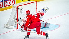 Ruský útočník Ilja Kovalčuk překonává Šimona Hrubce v české brance. Ruský útočník Ilja Kovalčuk překonává Šimona Hrubce v české brance.
