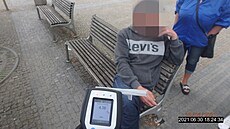 Problém s lidmi, kteří v Plzni na ulici pijí alkohol, pak usínají na lavičkách,... Problém s lidmi, kteří v Plzni na ulici pijí alkohol, pak usínají na lavičkách,...