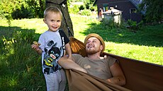 Zahrada je skvělá hlavně pro oba syny, mladší Jozua si blízkost přírody užívá. Zahrada je skvělá hlavně pro oba syny, mladší Jozua si blízkost přírody užívá.
