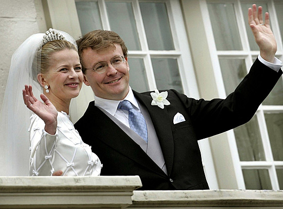 Nizozemský princ Johan Friso kyne poddaným na svatb s Mabel Wisse Smitovou...