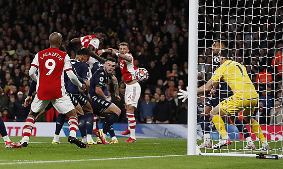 Thomas Partey z Arsenalu dává gól v utkání proti Aston Ville.