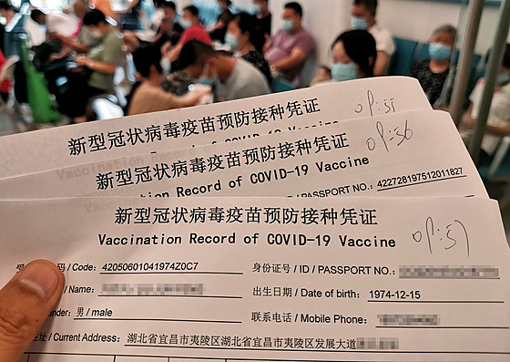 ína okuje vakcínou proti covidu-19 nezletilé. (4. srpna 2021)