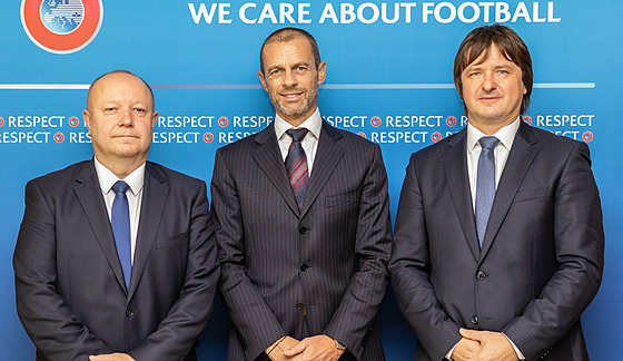 Pedseda fotbalové asociace (FAR) Petr Fousek (vlevo), pedseda Evropské...
