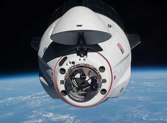 Crew Dragon Endeavour s odklopenou pikou bhem dokování u ISS pi misi Crew-2