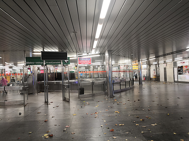 <p>Do metra na Hradčanské vítr nafoukal listy.</p>