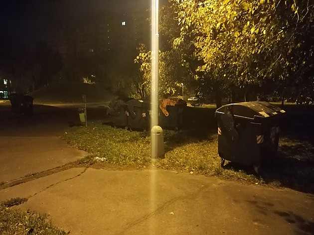 <p>Včerejší odpolední a podvečerní silný vítr výrazně škodil a na Milíčově vyvezené kontejnery odsunul do nedalekého parku. Stalo se to přitom již několikrát a stále se neřeší jejich zabezpečení! I když je kontejner zavražděn tak vítr dosahuje nárazů klid