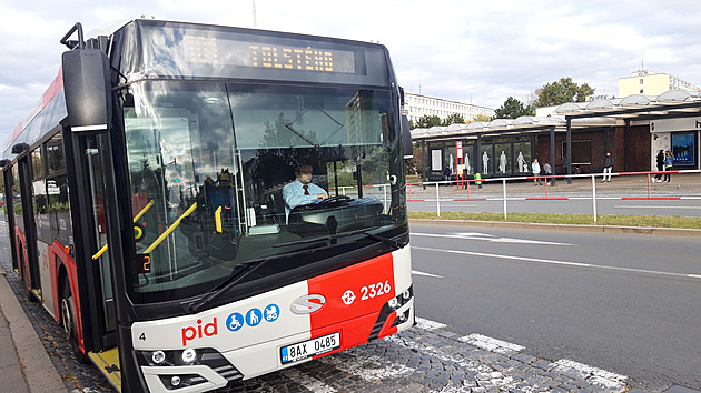 <p>Autobus Solaris Urbino 10.5 Dopravního podniku hlavního města Prahy v novém barevném schématu Pražské integrované dopravy.Snímek je ze stanice Skalka.V těchto barvách postupně budou všechny tramvaje,autobusy,vozy metra,vlaky či lanovka na Petřín</p>