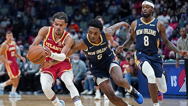 Herbert Jones (vpravo) z New Orleans fauluje Traeho Younga z Atlanty. Herbert Jones (vpravo) z New Orleans fauluje Traeho Younga z Atlanty.