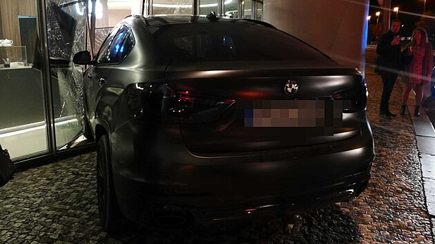 Auto prorazilo výlohu Tančícího domu v Praze. (26. října 2021) Auto prorazilo výlohu Tančícího domu v Praze. (26. října 2021)