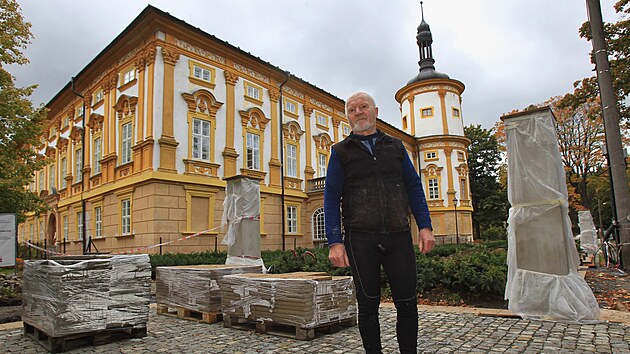 Kastelán zámku Linhartovy Jaroslav Hrubý doufá v obnovení rekonstrukce tohoto... Kastelán zámku Linhartovy Jaroslav Hrubý doufá v obnovení rekonstrukce tohoto...