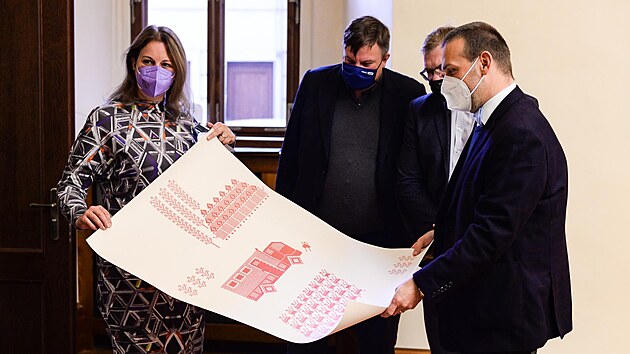 Vedoucí kanceláře primátora Běla Bakulová, náměstek Michal Vozobule, radní... Vedoucí kanceláře primátora Běla Bakulová, náměstek Michal Vozobule, radní...