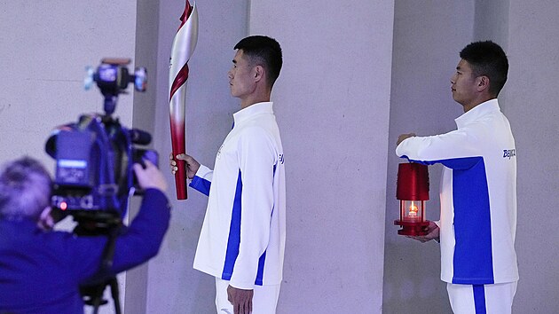 Činští dobrovolníci s pochodní s olympijským ohněm. Činští dobrovolníci s pochodní s olympijským ohněm.