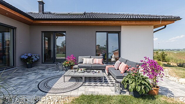 Terasa se dočkala příjemného venkovního sezení s nízkými stolky. Terasa se dočkala příjemného venkovního sezení s nízkými stolky.