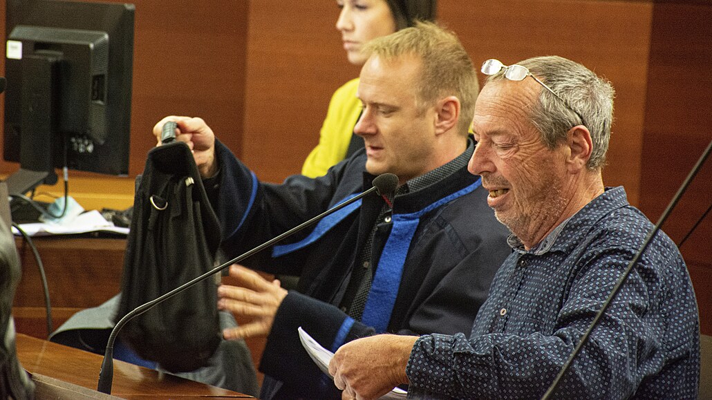 Ped soudem. Pavel Wünsch se svým obhájcem u libereckého krajského soudu.